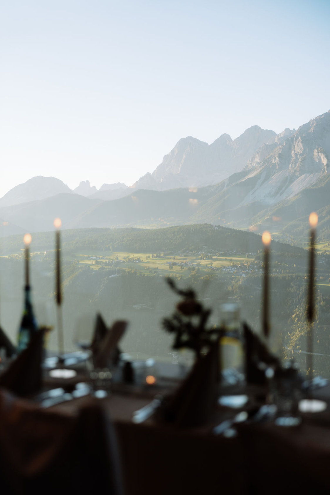 Gedeckter Tisch mit Bergpanorama