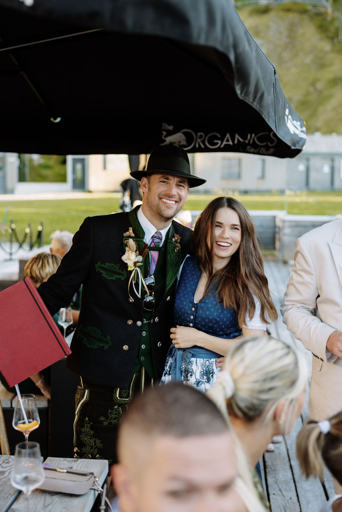 Antonija und Mario in Tracht bei der Agape